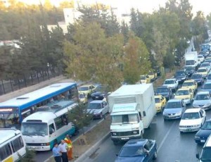 حدث بشارع الجامعة في عمان ...شاب يمسك فتاة من شعرها ووضع موساً على رقبتها ..والنهاية كانت !!!