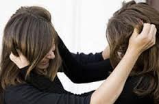 مشاجرة نسائية تخللها شتائم ولكمات امام حديقة القدس في الزرقاء