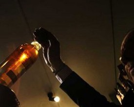 صيدلاني يتعاطى الحشيش بإربد وأخر يبيع الخمر على مدخل بناية بالزرقاء