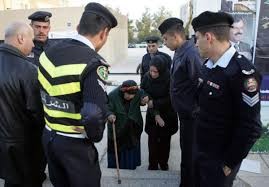 الأمن يشتبه بناخب يرتدي ملابساً شتوية وعند تفتيشه هذا ما عُثر عليه !!