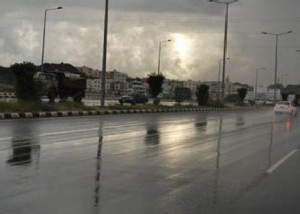 أمطار الجمعة وطقس حار اليوم