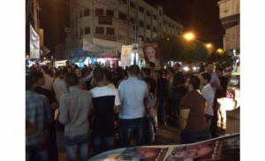 محتجون على رسوب مرشح يغلقون شارع الحصن وسط مدينة اربد