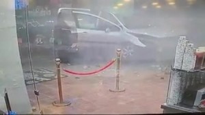 بالفيديو...شخصان ينجوان من الموت بعد مداهمة مركبة لمحل في إربد