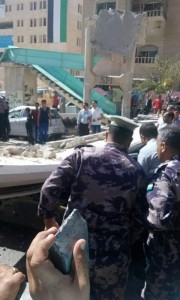 اصابتان بسقوط جسر مشاة على 4 مركبات في طبربو