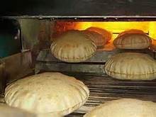 نقيب اصحاب المخابز يوضح حقيقة التوجه لبيع الخبز في مراكز مخصصة وفصلها عن المخابز