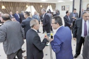 الآلاف من المواطنين يطاردون النواب الجدد ... التفاصيل