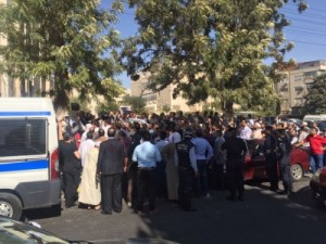 بالصور ...أصحاب شركات وحافلات العمرة يعتصمون احتجاجا على الرسوم الجديدة