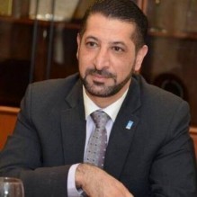 بماذا علق القضاة على صورته وهو مغمض العينين تحت القبة؟‎