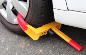 بالصور...السير تبدأ بحملة الاقفال للمركبات المخالفة وكل سائق يحاول ازالة القفل هذا مصيره!