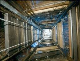 وفاة عامل مصري الجنسية عقب سقوط مصعد في مول بعمان