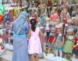 الحكومة تفرض ضرائب مرتفعة على ملابس الاطفال وتخفضها على الملابس الأوروبية وربطات العنق