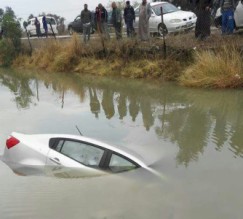 بالصور ... نجاة سائق مركبة بعد سقوطها في قناة الغور