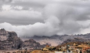 الخميس: أجواء باردة وغائمة وفرصة لزخات محلية من المطر