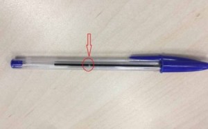 ما سبب وجود هذا الثقب الصغير وسط قلم الحبر؟