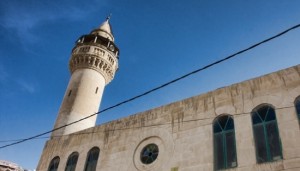 مخمور يربك المشهد ويقيم الصلاة بغير وقتها بمدينة السلط