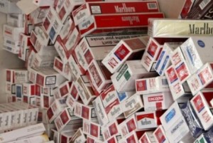 إعتقال 3 اشخاص بعد ضبط 700 كرتونة دخان مهرب في الزرقاء