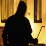 مقتل شاب تسلل لمنزل بعبدون