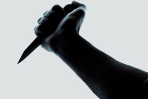 شاب يقتل شقيقته طعناً في شارع الجامعة