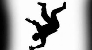 وفاة حدث سقط اثناء محاولته التسلق للدخول من شباك منزله بعد عودته متأخرا الى منزله في مادبا