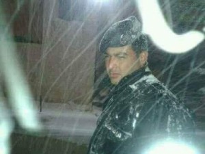 بالصور...أردنيون يحيون الأجهزة الأمنية في مثل هذه الظروف الجوية