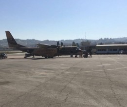 بالصورة....الطفلين الأردنيين جعفر وأدم الشرايري على متن طائرة الكاسا باتجاه الأردن