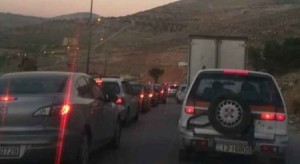 بالصور .. تحويلة طريق عمان - جرش تشهد أزمة سير لضيقها