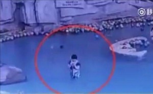 بالفيديو.. إنشغلت بالهاتف ونسيت طفلها، فحلّت الكارثة!!!