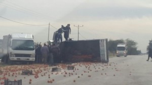 بالصور .. إصابة إثر انقلاب سيارة "ديانا" محملة بالبندورة بالقرب من مثلث تلة الرمل جنوب دير علا