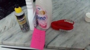 بالصور...طلبت منه "تنظيف المنزل " وصفعته على وجهه فطلقها بعد استهزاء اصدقائه به في عمان