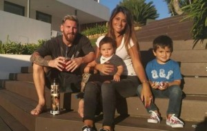 ما الذي أرغم ميسي على شراء منزل لجيرانه؟