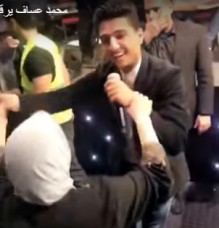 بالفيديو ...محمد عساف يرقص مع جدته في حفل له بمدينة الزرقاء في الاردن