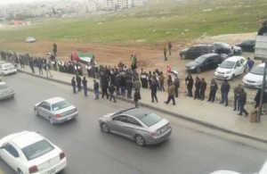 بالصور .. الغزيون في الأردن يعتصمون احتجاجا على رسوم جوازات السفر