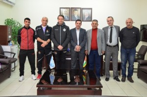 المدرب الاسباني "بيدرو" يزور جامعة عمان الأهلية