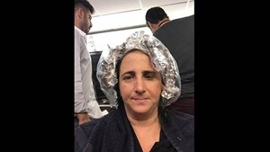 بالصور...صبغت شعرها وبعد 24 ساعة كانت الصدمة.. لن تصدقوا ما حدث لها !