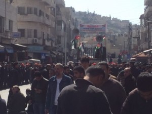 بالصور...وسط البلد : انطلاق مسيرة " كفى عبثا بمستقبل الوطن وابناءه" رفضا لرفع الاسعار