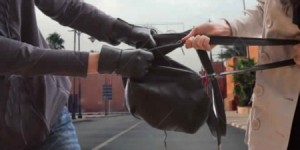 ستينية تتعرض للسلب من عصابة كانت تتواجد بالقرب من مسجد ابو نصير