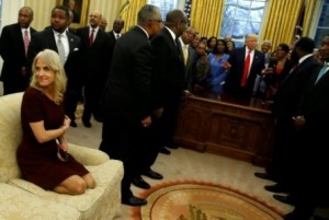 بالصور...مستشارة ترامب داخل المكتب البيضاوي تثير جدلا على مواقع التواصل الاجتماعي