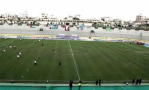 تراشق بالحجارة بين جمهور الوحدات والرمثا والدرك يتدخل