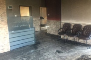 بالصور ... حريق بمركز عيادات طبية في القسطل على طريق المطار ولا اصابات