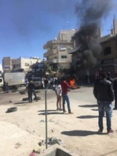 بالصور .. اصحاب محال "الكاوشوك" يغلقون شارعاً بالحجارة والاطارات المشتعلة في جويدة