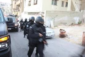 قوة امنية مشتركة تنفذ مداهمة لمطلوبين خطيرين جدا ومسلحين في محافظة العقبة