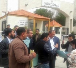 أمناء مكتبات المدارس يعتصمون امام التربية - صور