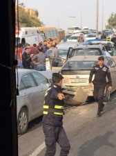 بالصور...ازمة خانقة اثر حادث تصادم بين 8 مركبات نتج عنها 3 اصابات على طريق اربد - عمان