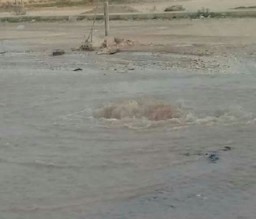 بالصور.. انفجار خط المياه الرئيسي الناقل من روضة بسمة إلى الزعتري بالمفرق