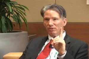 بالفيديو ...الناس يموتون من العلاج الكيميائي، وليس من السرطان بحد ذاته! طبيب يفضح المستور