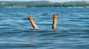 وفاة طفلين غرقا في سيل الزرقاء