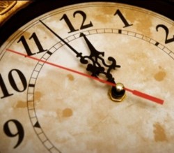 بدء العمل بالتوقيت الصيفي منتصف الليلة