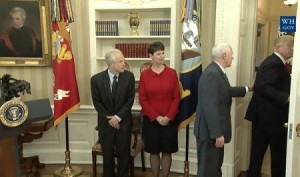 بالفيديو ...الرئيس الأمريكي في موقف محرج.. يعلن أمرين تنفيذيين جديدين وينسى التوقيع