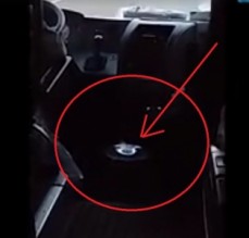 بالفيديو ... سائق باص مستهتر يشعل غاز داخل حافلة معتمرين لعمل القهوة