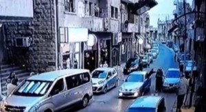 بالفيديو..فتاة داخل مركبة تعتدي على أخرى في جبل عمان وتلوذ بالفرار